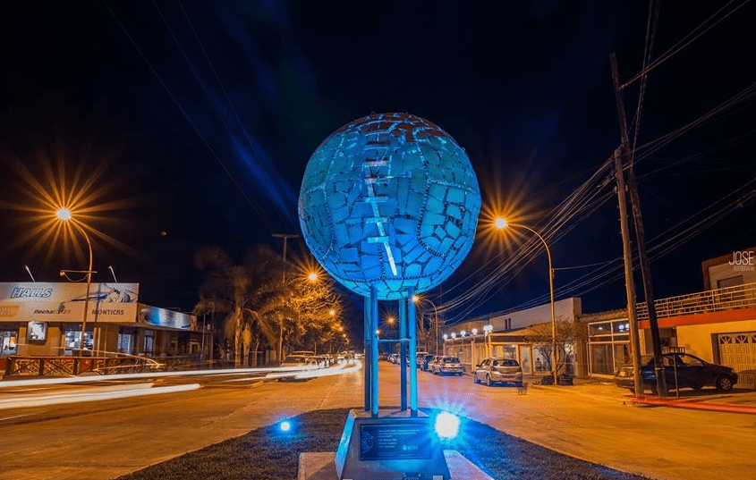 Iluminación monumento a la pelota de fútbol